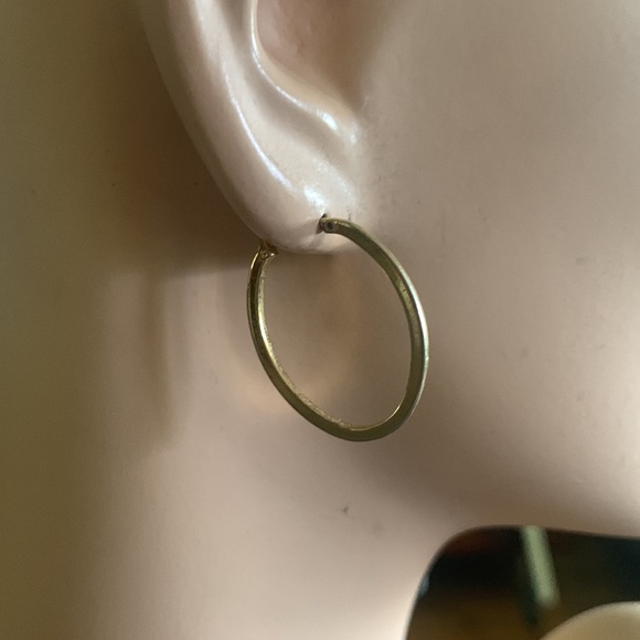 GOLDTONE OVAL KNOFE EDGE HOOPS - Picture 2 of 8
